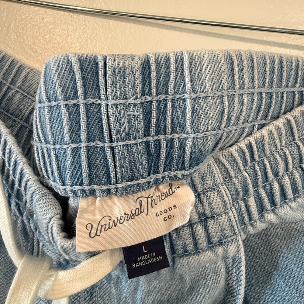 Universal Thread Light Blue Jeans - Picture 3 of 3